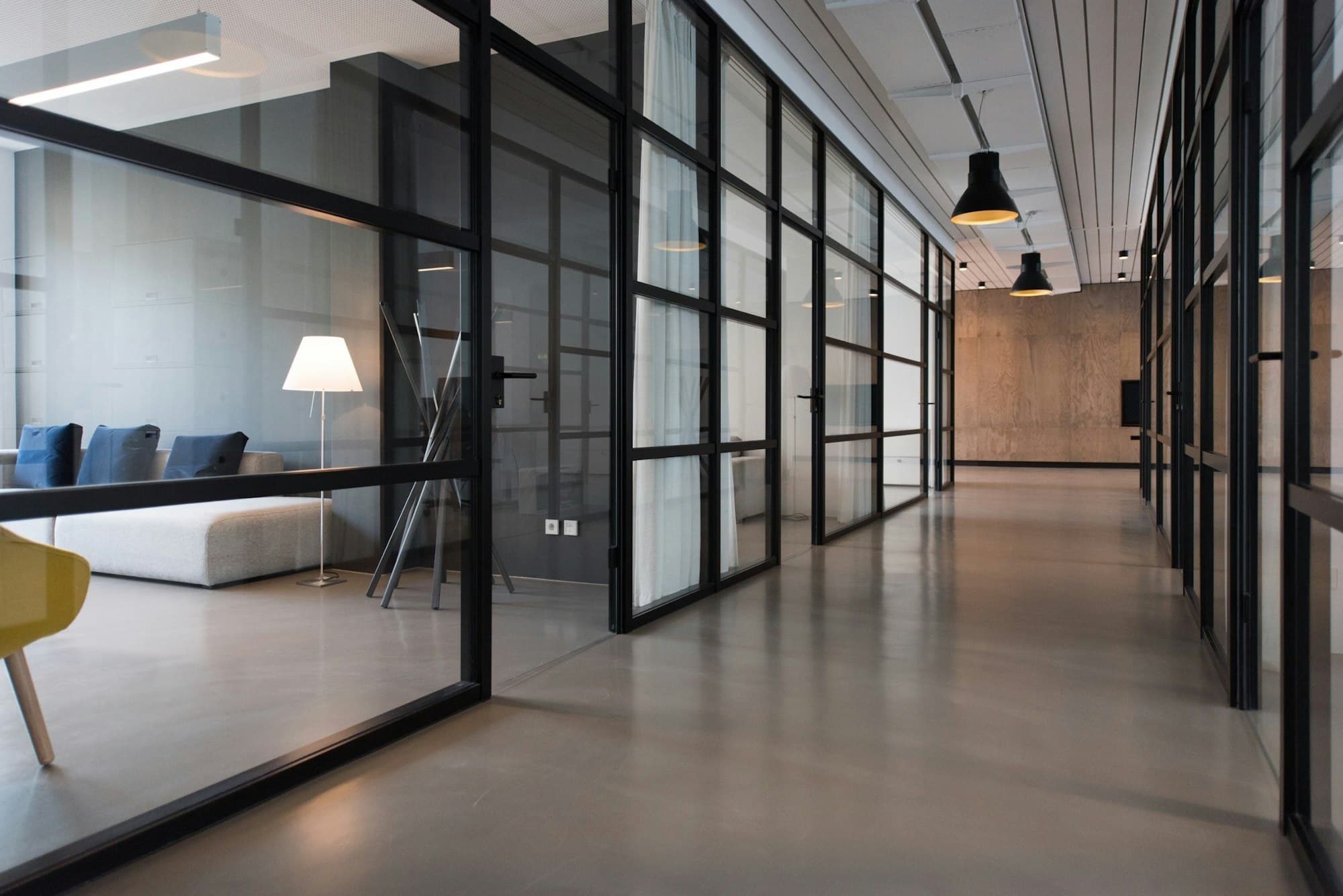Büroflur mit Glasflächen als Beispiel für ein regelmäßig gereinigtes Gewerbeobjekt